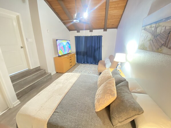 3 bedrooms, desk, iron/ironing board, free WiFi