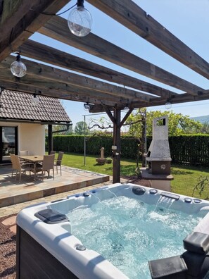 Outdoor dining - Jacuzzi, BBQ and EV Charger | 5BR Villa with Garden (Limbuš)