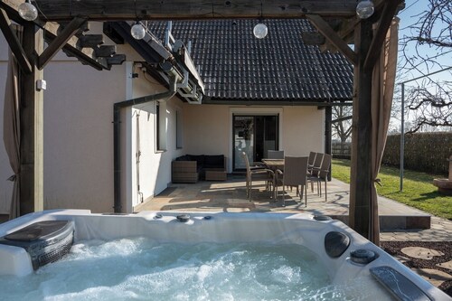 Jacuzzi, BBQ and EV Charger | 5BR Villa with Garden