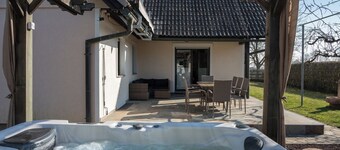 Jacuzzi, BBQ and EV Charger | 5BR Villa with Garden