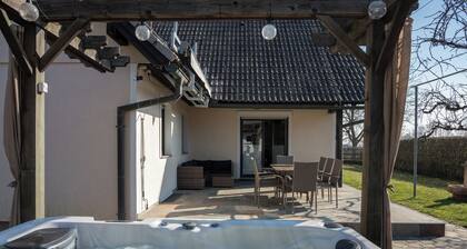 Jacuzzi, BBQ and EV Charger | 5BR Villa with Garden