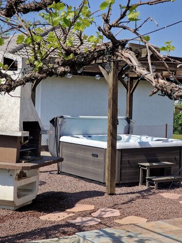 Jacuzzi, BBQ and EV Charger | 5BR Villa with Garden