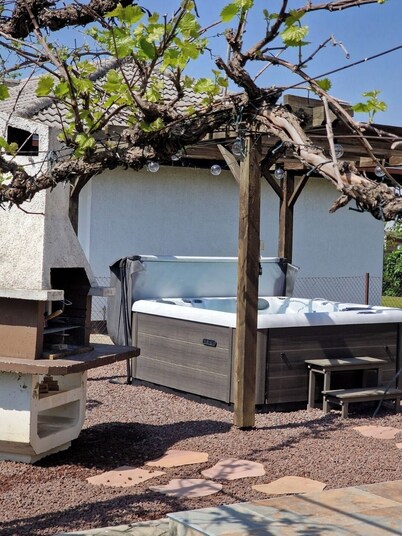 Jacuzzi, BBQ and EV Charger | 5BR Villa with Garden