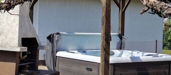 Jacuzzi, BBQ and EV Charger | 5BR Villa with Garden
