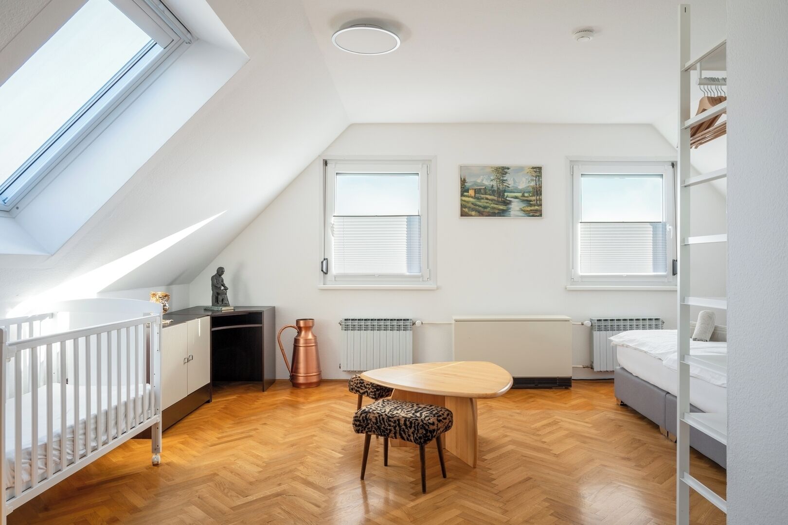 5 bedrooms, iron/ironing board, WiFi, bed sheets