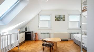 5 bedrooms, iron/ironing board, WiFi, bed sheets