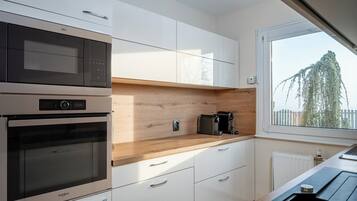 Kjøleskap, mikrobølgeovn, ovn og kokeplater