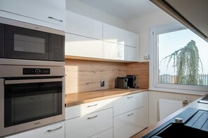 Kjøleskap, mikrobølgeovn, ovn og kokeplater