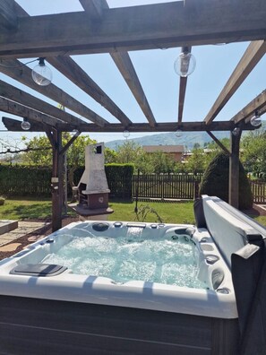 Outdoor spa tub - Jacuzzi, BBQ and EV Charger | 5BR Villa with Garden (Limbuš)
