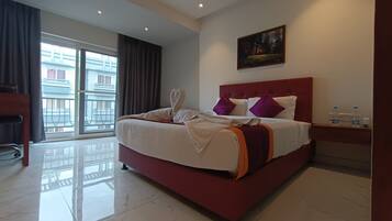 Superior kamer | Individueel gedecoreerd, individueel gemeubileerd, een bureau