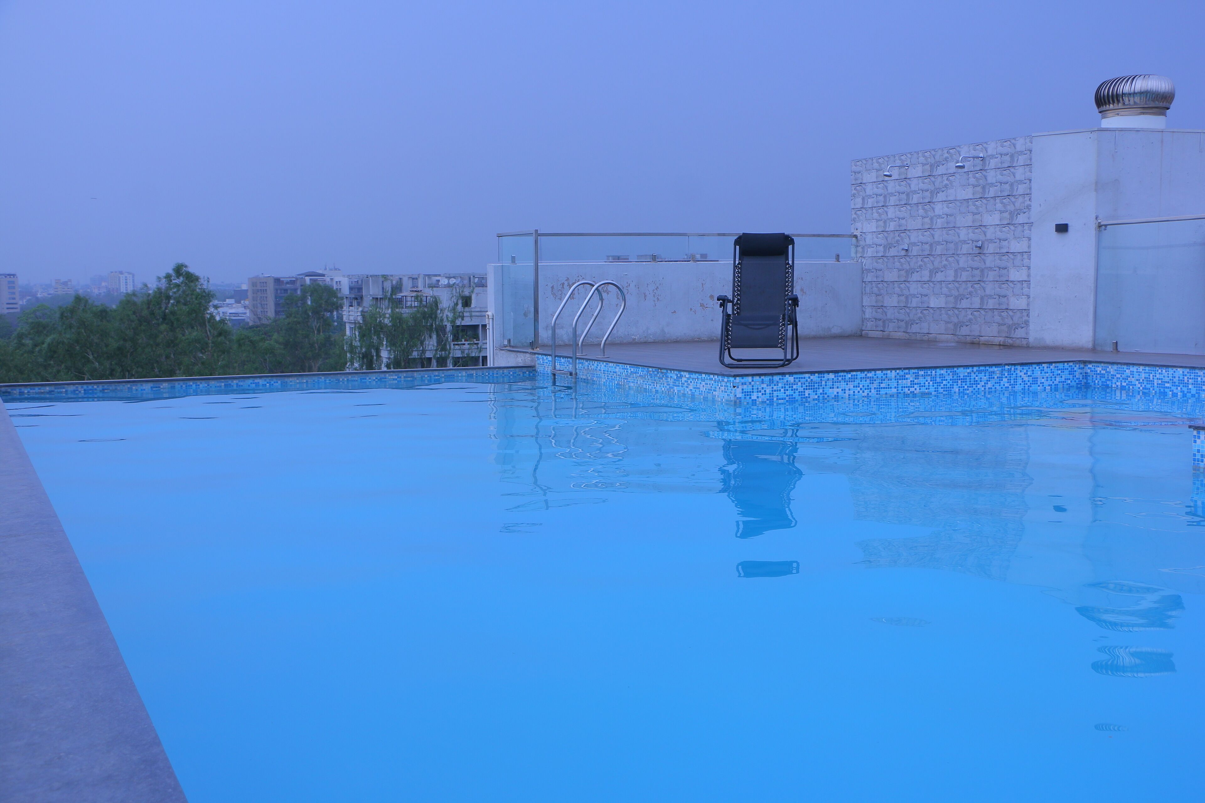 Una piscina en la azotea con vistas despejadas del paisaje urbano.