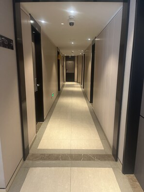 Chambre Affaires avec lits jumeaux | Décoration personnalisée, bureau