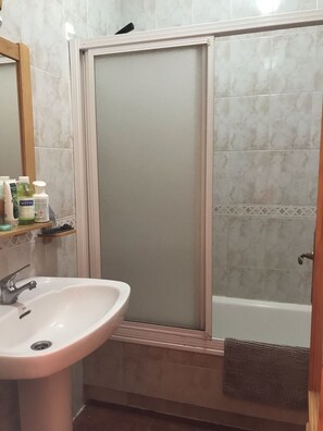 Shower, bidet, towels - House with communal pool in Mazagón 8 minutes from the beach (Mazagón)