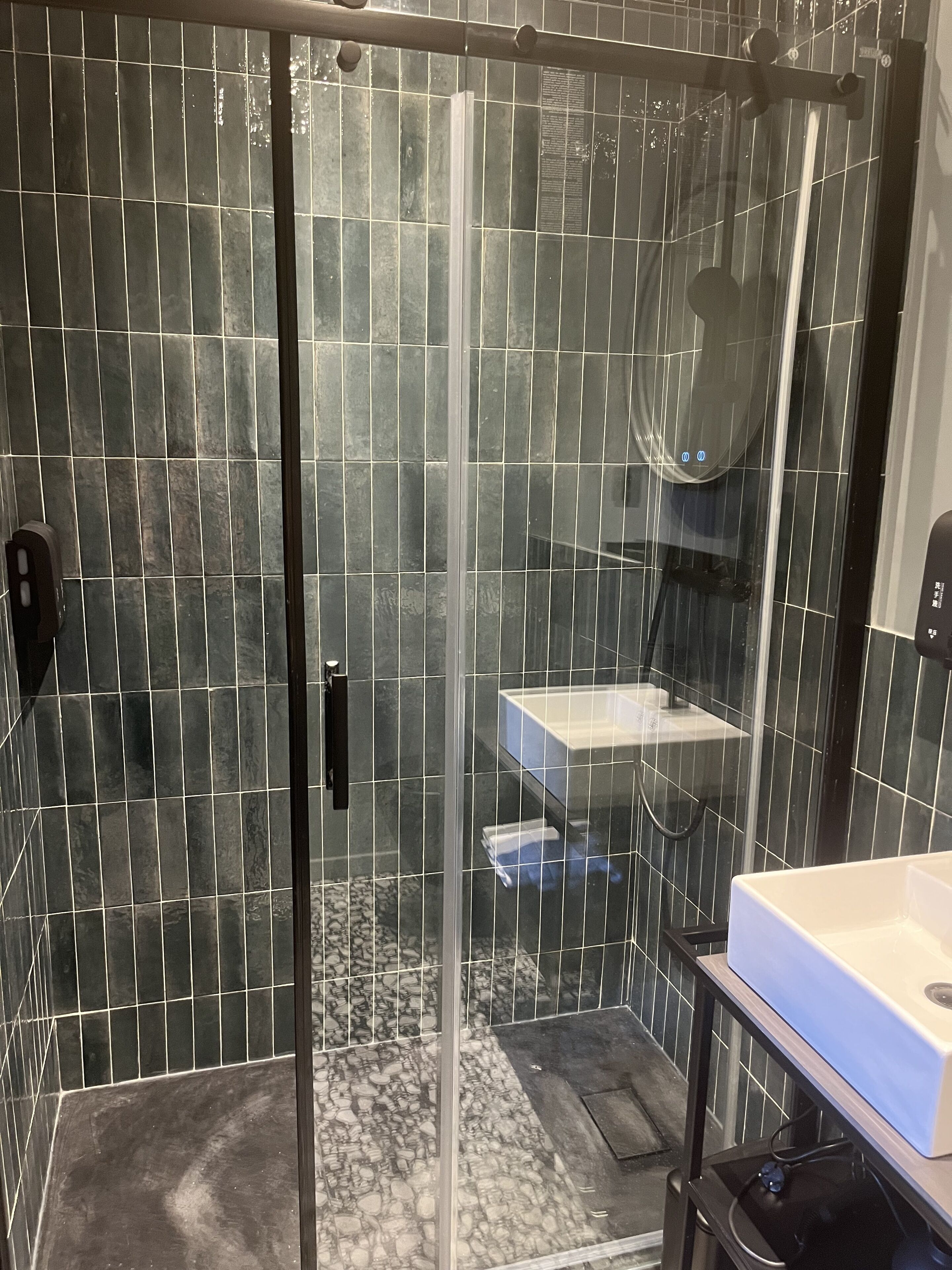 Haartrockner, Handtücher, Seife, Shampoo