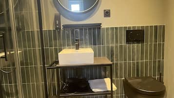 Haartrockner, Handtücher, Seife, Shampoo