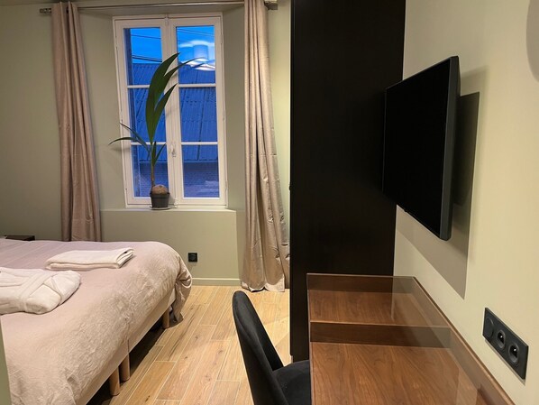 1 chambre, bureau, fer et planche à repasser, lit parapluie