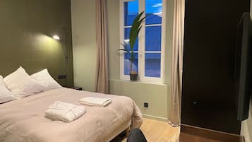 1 slaapkamer, een bureau, een strijkplank/strijkijzer, reisbedje
