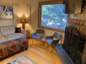 Een smart-tv, een open haard en een muziekbibliotheek