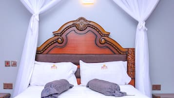 Singola Deluxe, 1 letto queen | Una cassaforte in camera, tende oscuranti, ferro/asse da stiro