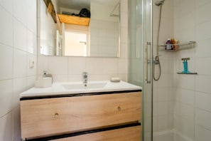 Hair dryer, towels, soap, shampoo - Beautiful duplex Canal St Martin / Paris Villette (Paris)