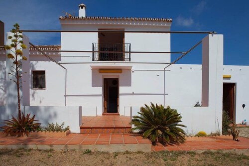 Country house with pool & sea views