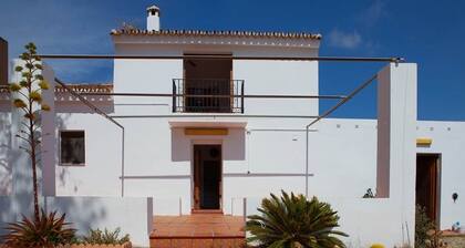 Country house with pool & sea views