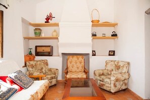 TV, fireplace - Country house with pool & sea views (Benamargosa)