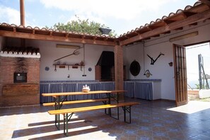 Unclassified image, 2 of 14, button