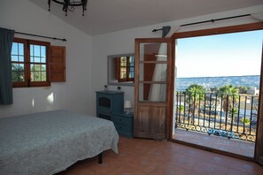 3 bedrooms, iron/ironing board, bed sheets