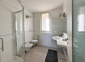Dusche, Haartrockner, Bidet, Handtücher