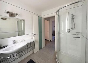 Douche, sèche-cheveux, bidet, serviettes fournies