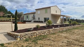 Exterior - Spacious 5-Bedroom House with Pool, Garden, and Studio in Saint-Remèze – Pet Friendly, Free WiFi (Saint-Remèze)