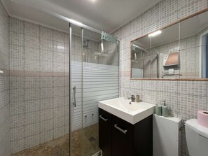 Bathroom - Spacious 5-Bedroom House with Pool, Garden, and Studio in Saint-Remèze – Pet Friendly, Free WiFi (Saint-Remèze)