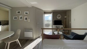 4 bedrooms, WiFi (free) - Spacious 5-Bedroom House with Pool, Garden, and Studio in Saint-Remèze – Pet Friendly, Free WiFi (Saint-Remèze)