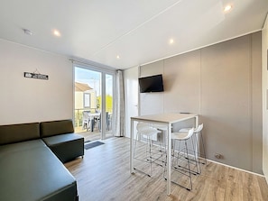 TV, table tennis - Comfortable 2-Bedroom Mobile Home with Terrace, Near Beach, Pool & Parking in Jullouville (Jullouville)