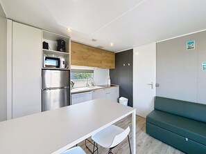 Interior - Comfortable 2-Bedroom Mobile Home with Terrace, Near Beach, Pool & Parking in Jullouville (Jullouville)