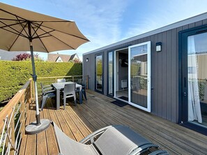 Outdoor dining - Comfortable 2-Bedroom Mobile Home with Terrace, Near Beach, Pool & Parking in Jullouville (Jullouville)