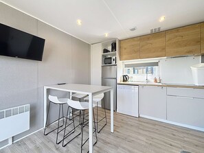 Micro-ondes, plaque de cuisson, lave-vaisselle, cafetiĂšre/bouilloire