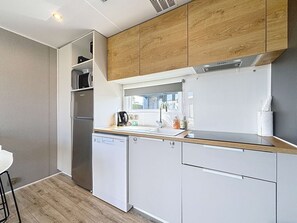 Micro-ondes, plaque de cuisson, lave-vaisselle, cafetiĂšre/bouilloire