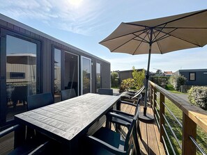 Outdoor dining - Comfortable 2-Bedroom Mobile Home with Terrace, Near Beach, Pool & Parking in Jullouville (Jullouville)