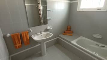 Superior appartement, 1 slaapkamer, uitzicht op zee | Badkamer | Een bad/douchecombinatie, handdoeken
