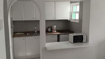 Apartament superior, 1 dormitori, vistes al mar | Cuina privada | Frigorífic, microones, cafetera i tetera i bullidora elèctrica