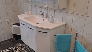 Dusche, Haartrockner, Handtücher, Toilettenpapier