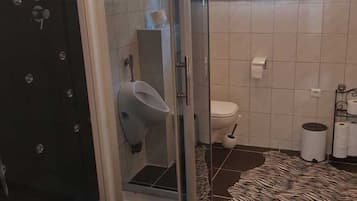 Dusche, Haartrockner, Handtücher, Toilettenpapier