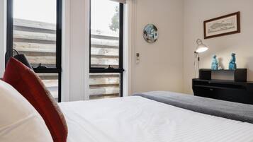 2 bedrooms, desk, WiFi