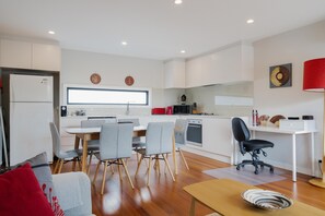 Fridge, microwave, oven, dishwasher - StayCentral - Thornbury Entertainer Townhouse (Thornbury)