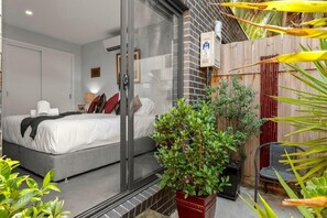 2 bedrooms, desk, WiFi