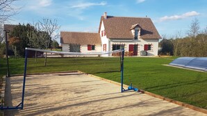 A volleyball net in a backyard with a house in the background. - LA ROTIERE LODGE DU CERVOLET 4-bedroom house in the Loire Valley (Fontaines-en-Sologne)