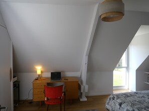 4 Schlafzimmer, Schreibtisch, Bügeleisen/Bügelbrett, Reisekinderbett