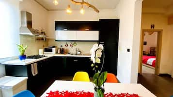 Fridge, microwave, stovetop, dishwasher